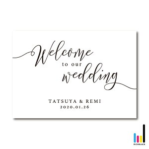 Welcome to our Wedding おふたりがフラッグを持っているイラストをお描きしました☺︎ リース型ブーケも素敵です 過去の作品はcuicui_illustboard でご覧いただけますcuicui_weddingwelcomeboardwelcomespaceillustration illustratorbridalweddingプレ