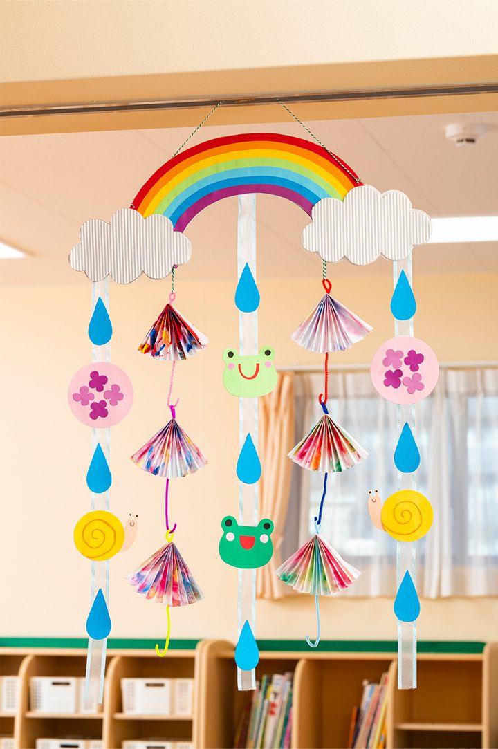傘を作りガーランド風にしました☂️ 画用紙とモールで作りました😊 .保育 保育園 保育士 梅雨 梅雨製作 6月製作 吊るし飾りガーランド ガーランド手作り 傘 画用紙 モール 立体製作 幼稚園教諭 幼稚園 保育環境 保育室飾り 飾り付け 室内飾り 梅雨飾り 6月飾り 3歳児