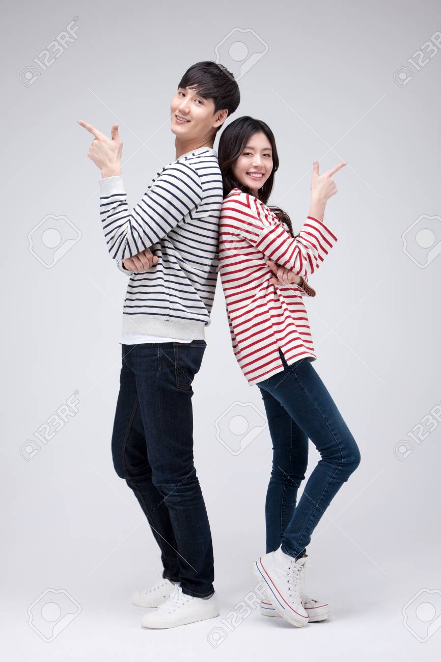 カップル写真」映えるポーズ12選。イラストで解説！「マイナビウーマン」