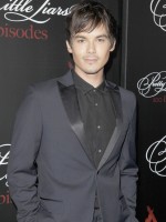 プリティ・リトル・ライアーズ』の女優が挙式!おしゃれな冬ウェディングをレポートフロントロウ