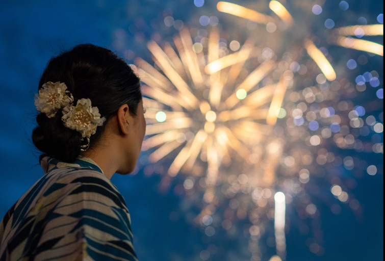 花火大会でキスをするカップルのシルエット。夏のイメージ素材。の写真素材89377148- PIXTA