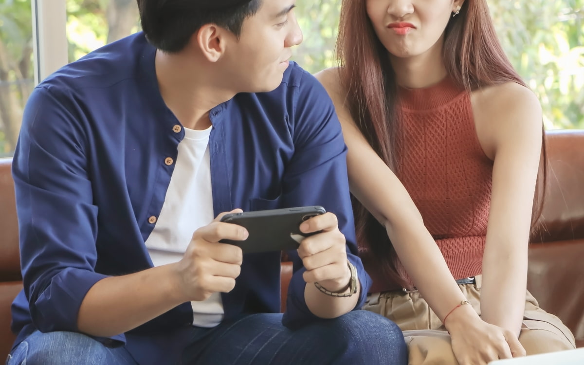 彼氏がデート中にスマホばかりいじるのを気にする彼女のおもしろい行動TikTok