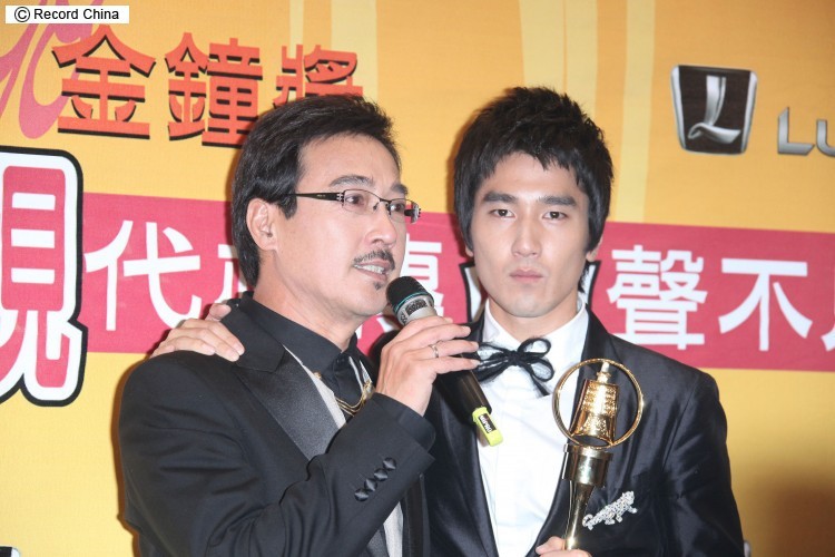 中国女優高圓圓左と夫台湾俳優マーク チャオが台北 彼らの結婚式の宴会 2014 日の間にポーズします —ストック編集用写真©ChinaImages 241876422