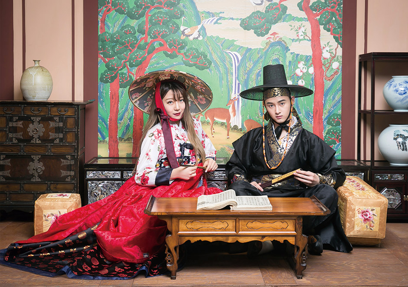 ペアルック 親子 カジュアル コーデ 2025年 新 韓国 家族 ポートレート 撮影 服 スタジオ テーマ 6人 写真 レトロ 親子 ドレス 家族三人 親子 撮影 服装 青 小 スタジオ 写真 テーマ ポートレート ペアルック コーディネート お