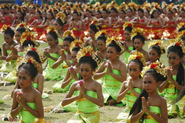 幸せな笑顔の遊び好きなインド人 伝統的なドレスを着て花をつくる 花のデザイン ベッドを身に着けた南インド人の女の子、ヴィシュケララ・インドのオナムに。 インドのサリの美しい娘 子ども。アジアの子ども写真素材405577894Shutterstock