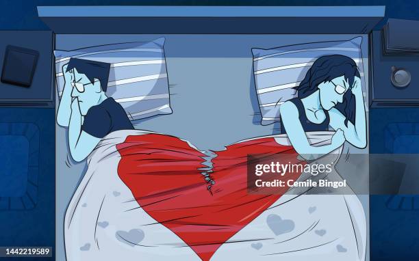 恋人たちはベッドで眠る情熱のあふれた服を着た夜のベッドルームのイラスト。無料ベクトル素材