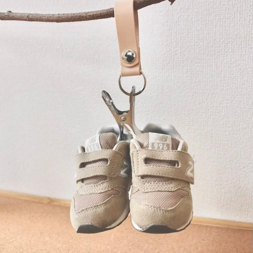 ランダムアースカラー ベビーシューズクリップ 靴クリップ ベビーカーホルダー トイホルダー 名入れ出産祝い 1歳誕生日 - pour toiminne byGMOペパボ 国内最大級のハンドメイド・手作り通販サイト