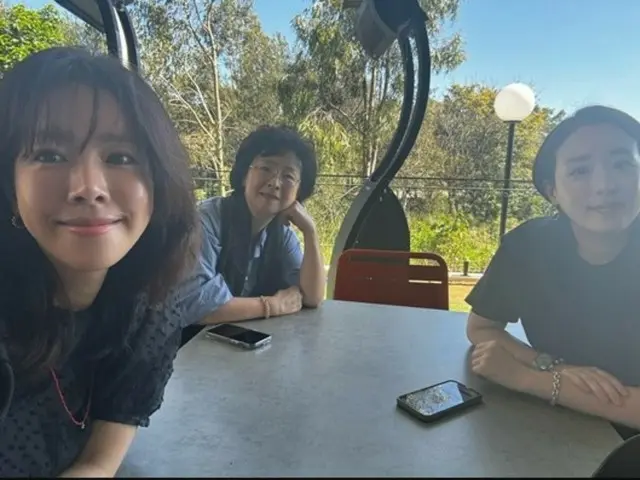 防弾少年団のジミンと一緒に写真を撮っている女の人は誰ですか？家族と- Yahoo!知恵袋