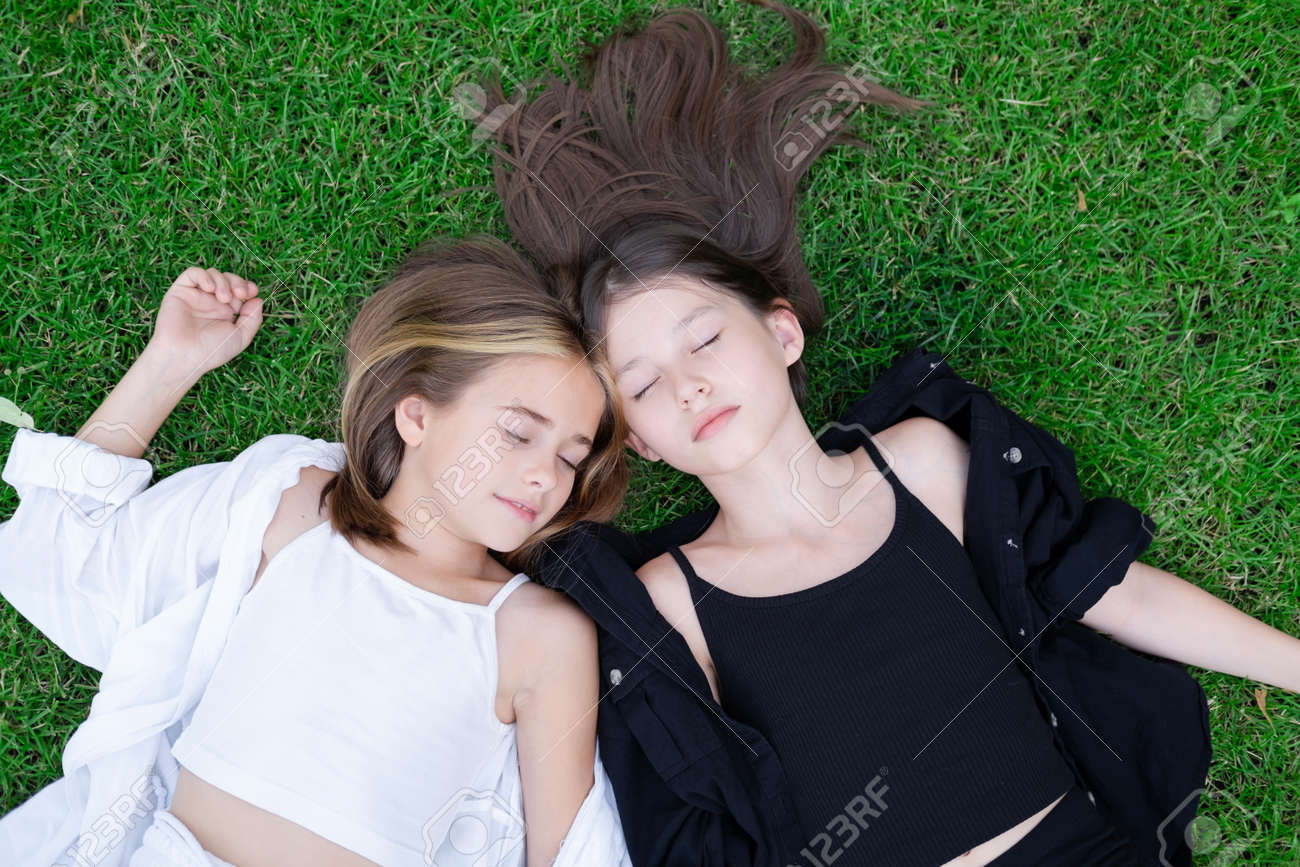 もちもちほっぺをスリスリちゅ 生後6ヵ月の双子赤ちゃんの2年後の姿が尊い「可愛いが2倍」「愛おしいがダダ漏れしてる」eltha エルザ