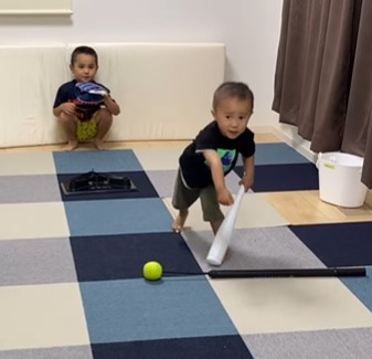 歳の離れたきょうだいを3人まとめて相手する中2兄 反抗期を乗り越えた家族の優しいひとときに「心があったまりました」 1 2ねとらぼ