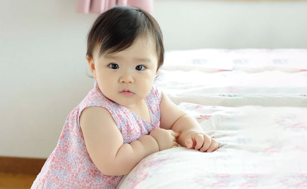 赤ちゃんの飛行機ポーズはどんな意味があるの？赤ちゃんの不思議なポーズを解説 – BABY&Me ベビーアンドミーヒップシートキャリア