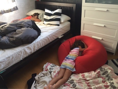 仰向けに寝転がる外国人女の子の赤ちゃん9971909 の写真素材 - アフロ