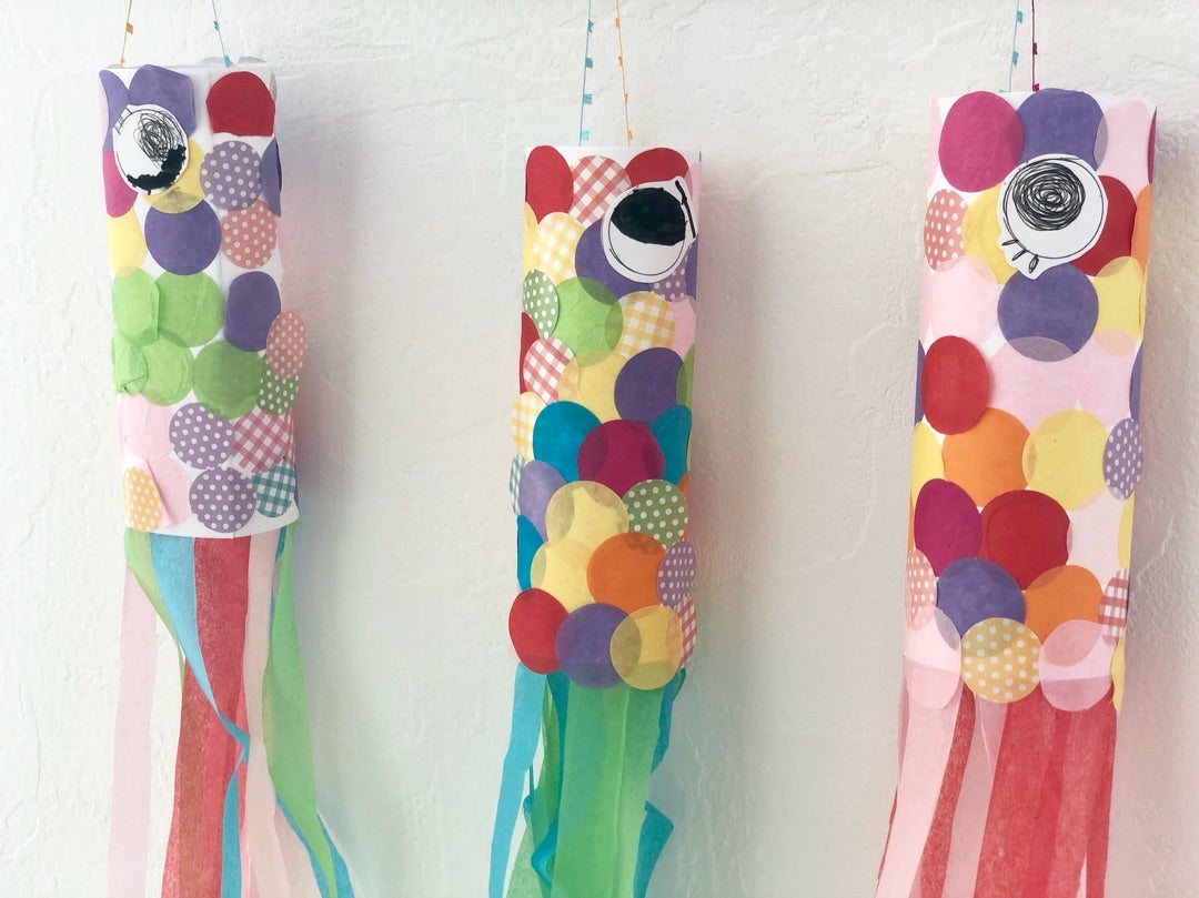 YouTubeに手作り鯉のぼりの作り方をUPしました🎏折り紙で立体的にしたうろこの大きな鯉のぼりです🎏壁面に横にして貼ることも、縦に吊るして飾ることも出来ます😉 裏もパッチワークみたいでかわいいので、天井や窓に飾ってもOK！学校や高齢者施設など、みんなで制作して