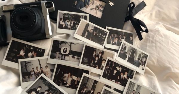 ウェルカムスペースに飾る予定のボード 🍐🥨 前撮りの写真をあえてチェキにして飾ることに しました ! 小さい頃の写真も入れると味があってよき📷