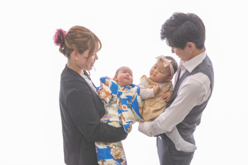 お宮参りは誰と行く？家族写真の服装・並び方・撮影場所について徹底解説！FUNmily by fotowa