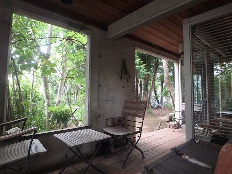 先日見学させて頂いた住宅建築の最高傑作、 阿部勤 さんの自邸 です。築50年。人の居場所が数珠つなぎに連鎖する素晴らしい建築でした。入れ子された正方形は3570角、外郭の正方形は7770角で隙間は2100。外郭階高は2250、軒高は2100くらい。寸法も絶妙でした