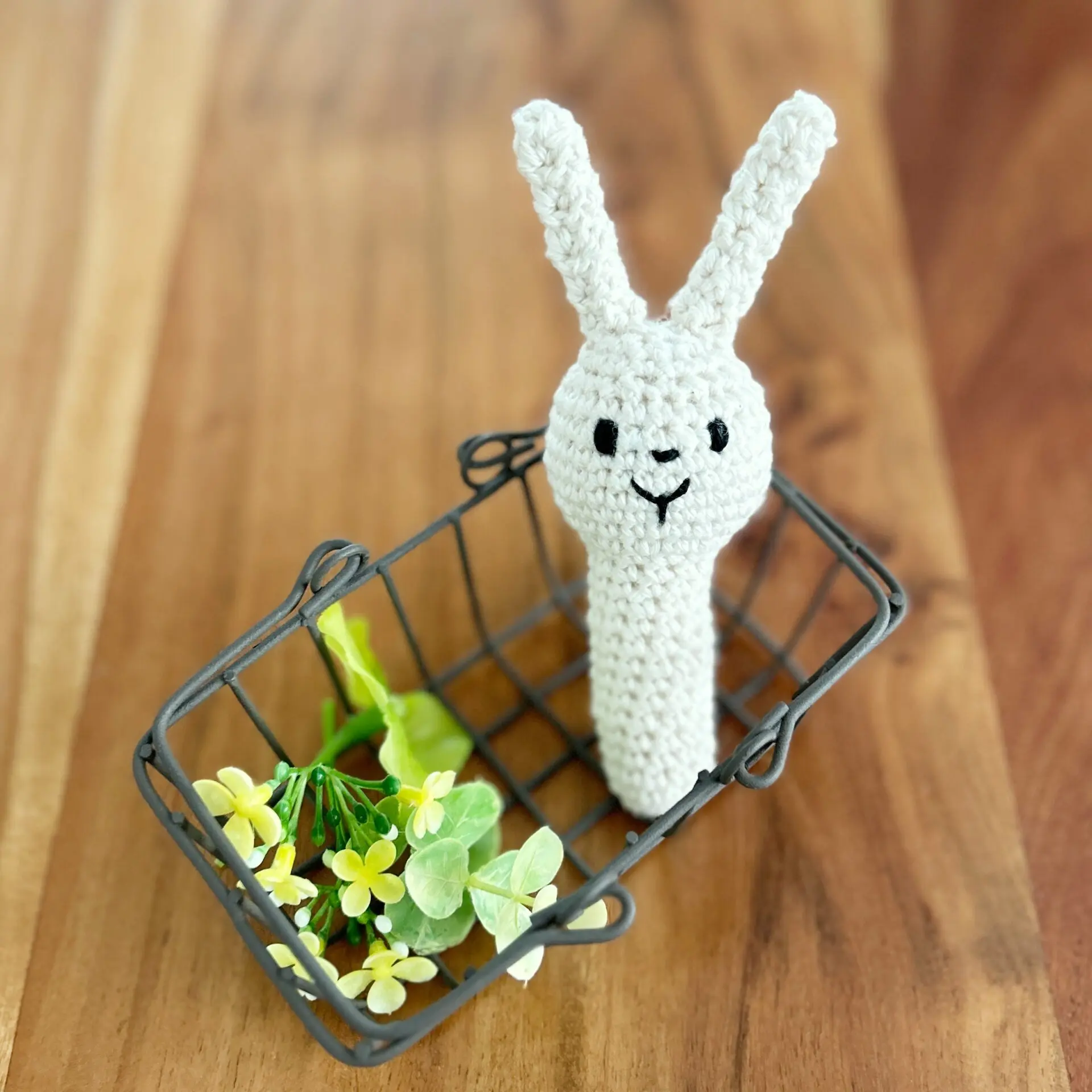 手作りのベビードレス かぎ針編み糸を編む