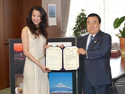 泫雅龍俊亨結婚了！18年友情昇華成愛情：會成為像朋友一般的妻子