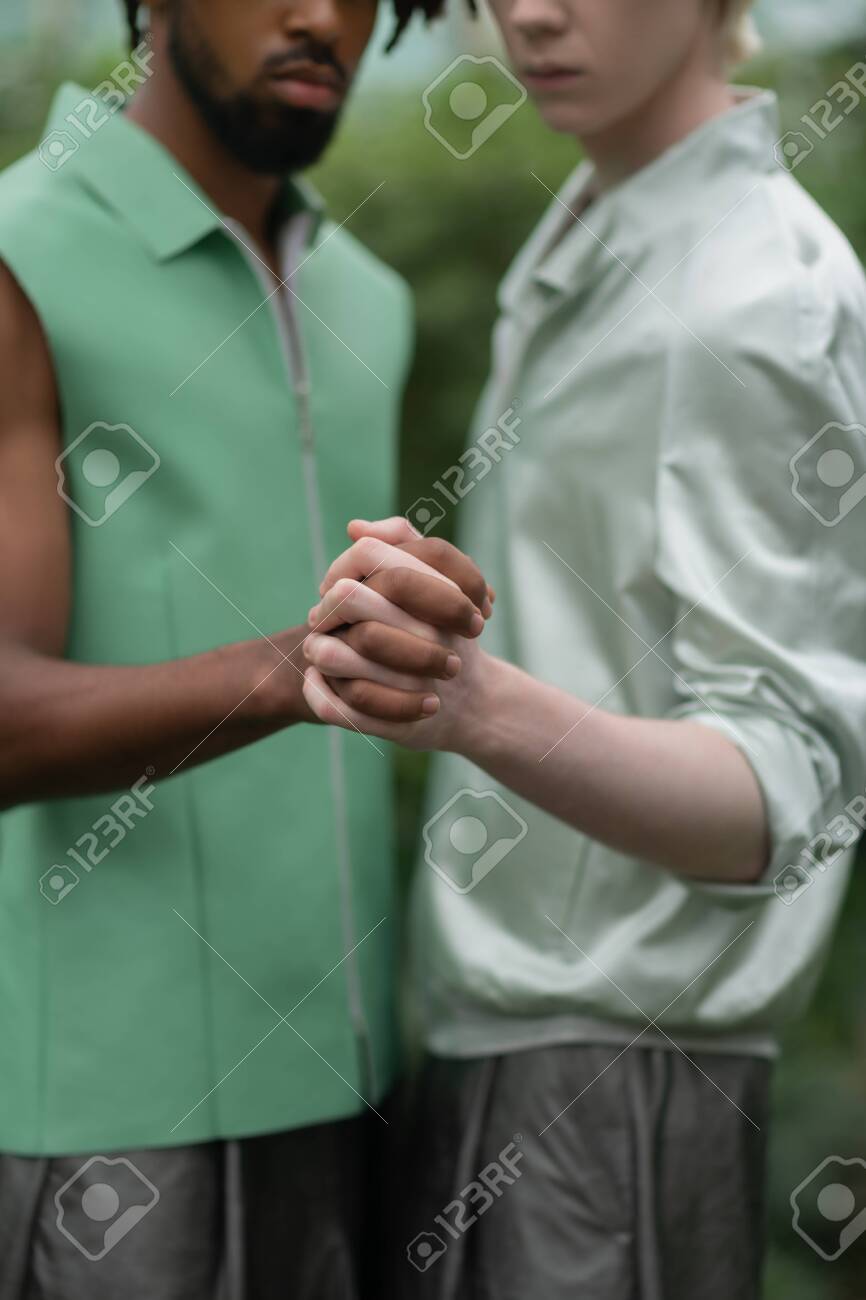 手を組むポーズの描き方まとめ両手をがっちり組むポーズって 超難しいですよね? 出来れば避けたいですw でもこれを克服すると ✓恋人つなぎ✓格闘技の取っ組み合い ✓碇ゲンドウ などなど表現の幅はかなり広がります! 描き方を少し工夫するだけで 割と簡単に描ける