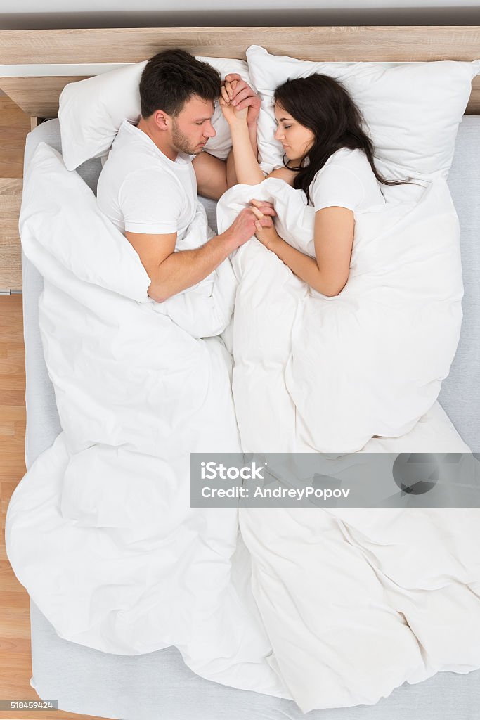 カップルの寝方で心の中が分かる? - AFFLUX 愛する人へ贈るゆびわ言葉®がついた婚約・結婚指輪