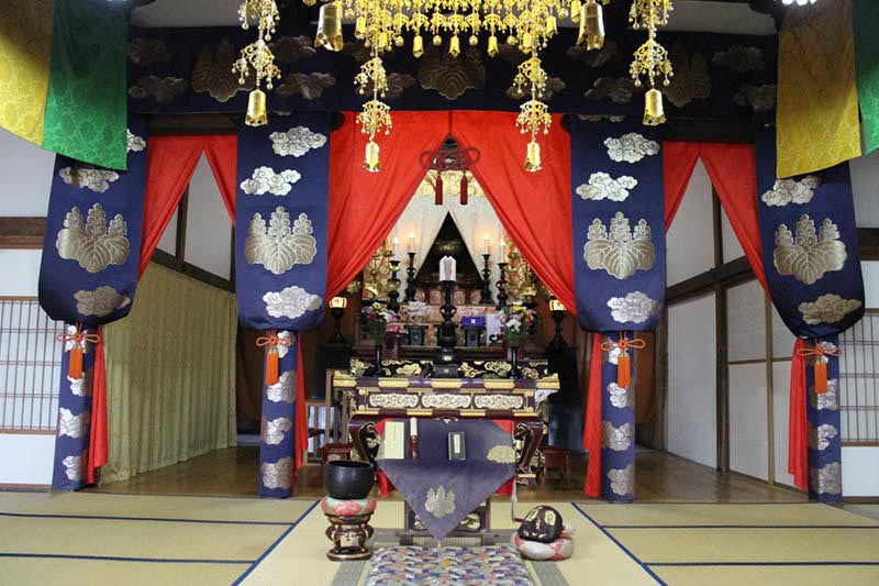 浄興寺で合同法要「酬恩会」 本殿で僧侶が読経上越妙高タウン情報