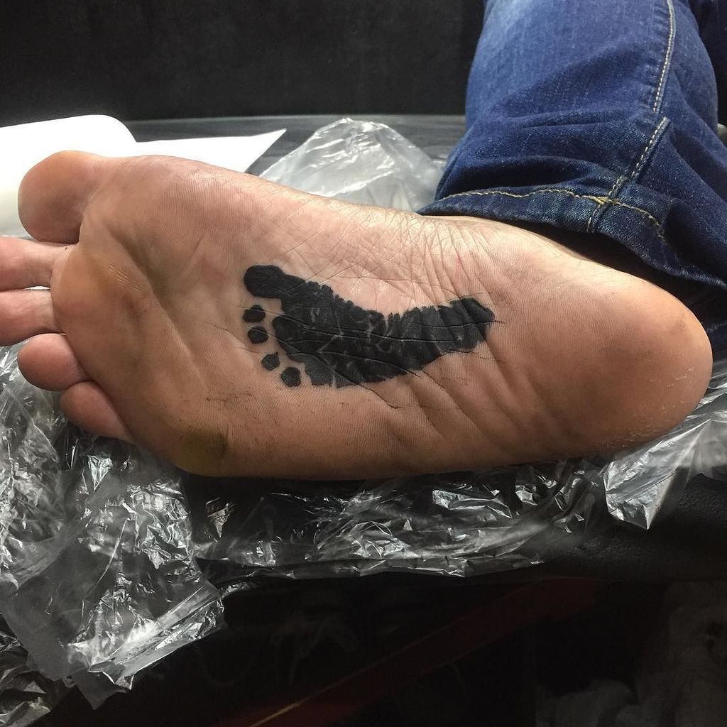 赤ちゃんにタトゥー！？ 生後6カ月の息子の全身にフェイクタトゥーを入れた母親に「史上最悪の行い」と非難殺到