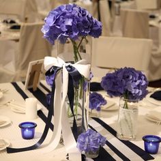 hiromi_stylishtable今週のテーブルコーディネート オータムブラックのテーブル ⁡ この季節になるとよく見かけるトウガラシの仲間の実物コニカルブラック。 ツヤのある黒い丸い実物にとても惹かれます。 ⁡ このコニカルブラックをグレーのガラス花器に活けて センター