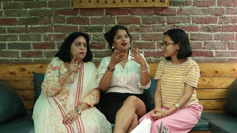 動画公開！元アイドルの母、藍田美豊さんと、娘でモデルの入夏さんの母娘スナップ。そして、インタビュー。80年代の伝説的アイドル「少女隊」のミホこと藍田美豊さんと、娘でモデルの入夏さんの母娘ファッションスナップ。母と娘で洋服をシェアしておしゃれを楽しんで