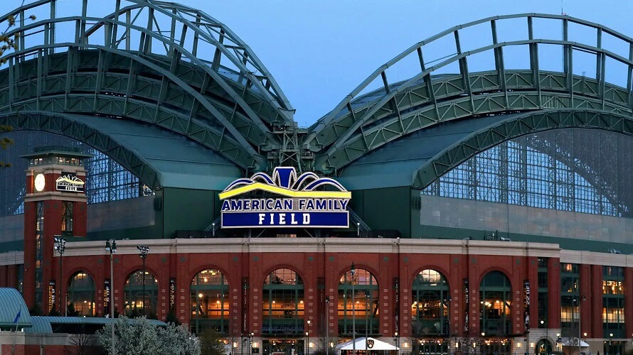 アメリカンファミリーフィールドでのミルウォーキー・ブルワーズの野球の試合Klook