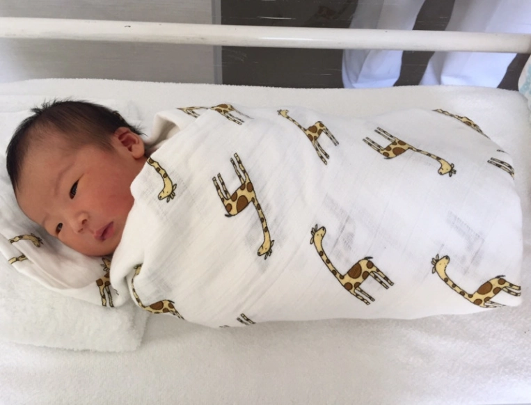 おくるみ,おくるみの巻き方 , 助産師さんが教えてくれた, バスタオル1枚で安心してくれる, おにぎり巻き,baby👶 新生児新生児育児 育児絵日記justborn赤ちゃん ベビー あかちゃんのいる暮らし0歳 0歳児ママワンオペ育児 ワンオペママ乳児cute赤ちゃんモデル