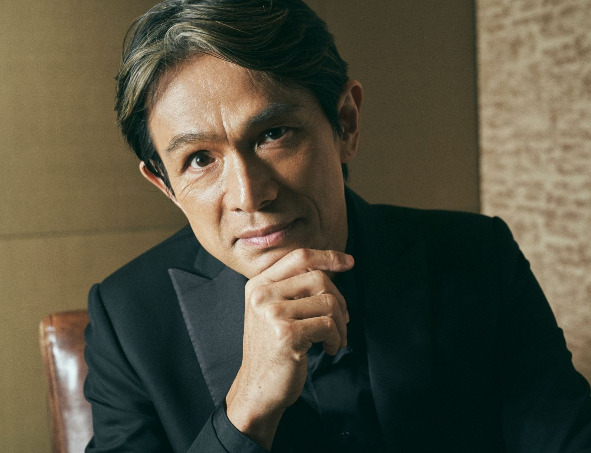 年齢を重ねて嬉しいのは“再会”ですね 特にある時代、深く付き合った人とまた出会えるのはとても嬉しいです 江口洋介さん、僕は今でも江口ちゃんて呼んでいます映画“七人のおたく”で、ひと夏をとっても濃く深く過ごした仲間です 今やすっかりベテラン俳優さんですが、楽し