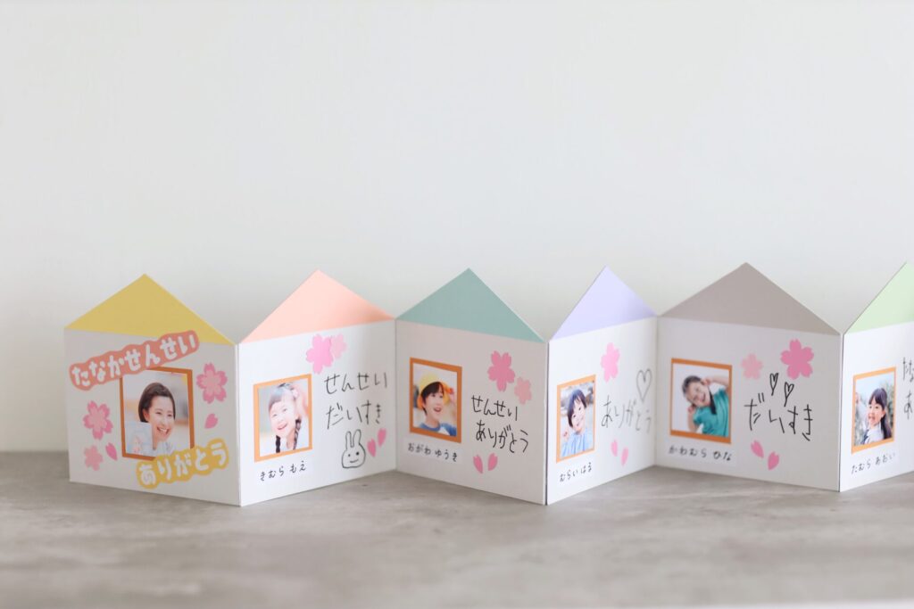 poccle_hoiku ありがとうを伝える💌簡単手作りカード ⁡ 3月は別れの季節🌸 ⁡ お世話になった先生や友だち、職場の方へ子どもと一緒に気持ちを伝えたいなと思い、簡単に作れるカードを考えてみたよ😊 ⁡ 基本は画用紙を切って折るだけ！ 装飾はお好みでどうぞ🎀 ⁡ シール