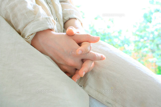 手を組む2人の女性 11014008935 の写真・イラスト素材アマナイメージズ