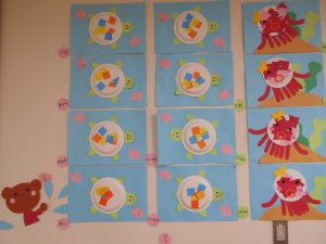 壁面飾り工房本店 壁面装飾・パネルシアター・ペープサート・型紙・知育・保育・介護商品の販売☆無料ダウンロード型紙「海の生き物 さめ」鮫 サメ春 夏 秋 冬 幼稚園 保育園 老人ホーム 介護施設 デイサービス 壁面装飾 型紙 製作 イベント タイトル☆