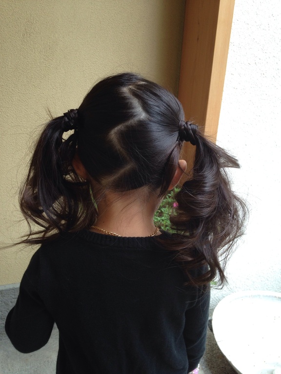 子どもにおすすめの髪型はお団子2つヘア！浴衣や帽子にも似合う浴衣ヘアアレンジAll About