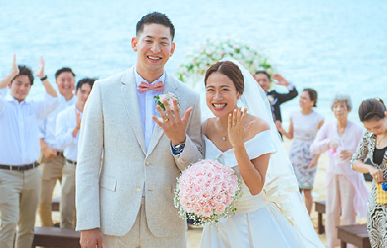 カフーリゾートホテルの中心にあり、空と海が一望できるプールサイド。夕陽が沈む時間はロマンチックなひとときに。 最高にエキゾティックな自然美の中でのプライベートウェディング 大人なワンランク上のオリジナルウエディングを EARTH COLORSで