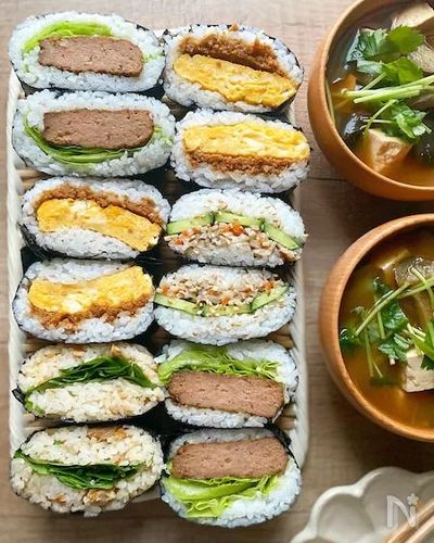 幼児食におすすめのおにぎりレシピ10選！手づかみ食べができて補食にも便利モグモマガジン