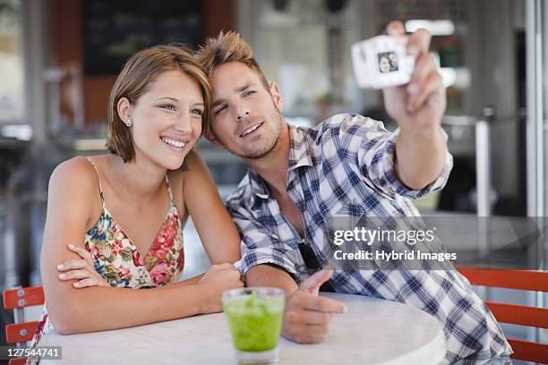 腕を組むカップル 29922000095 の写真・イラスト素材アマナイメージズ