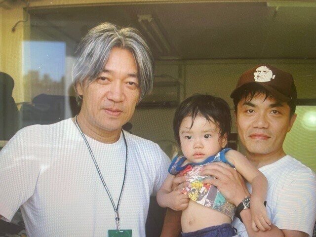 坂本龍一さんの初孫、七五三ショット公開！長女の坂本美雨との２ショットが「本当にかわいい親子」 - スポーツ報知