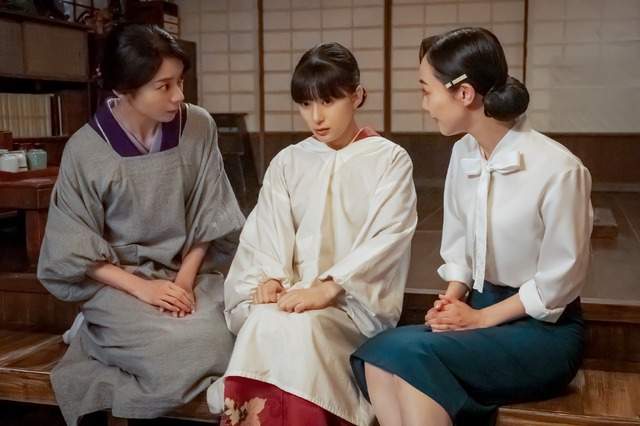 関谷涼太タソ建築アトリエによる、愛知・知多郡の住宅「素材暮らし」。庭のある家で育った施主家族の為に計画。住み手と共に“変化し育っていく庭”を追求し、茶室における“寄付”の様な公私が混在する庭園空間を持つ建築を考案。内と外の一般的な在り方を反転させて一