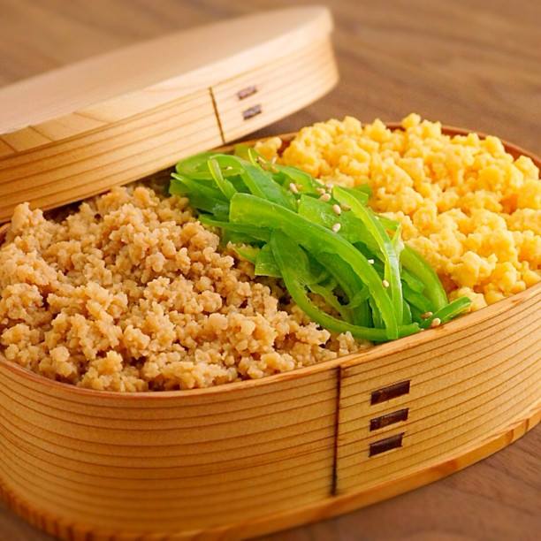 さけとたまごの2色そぼろ弁当