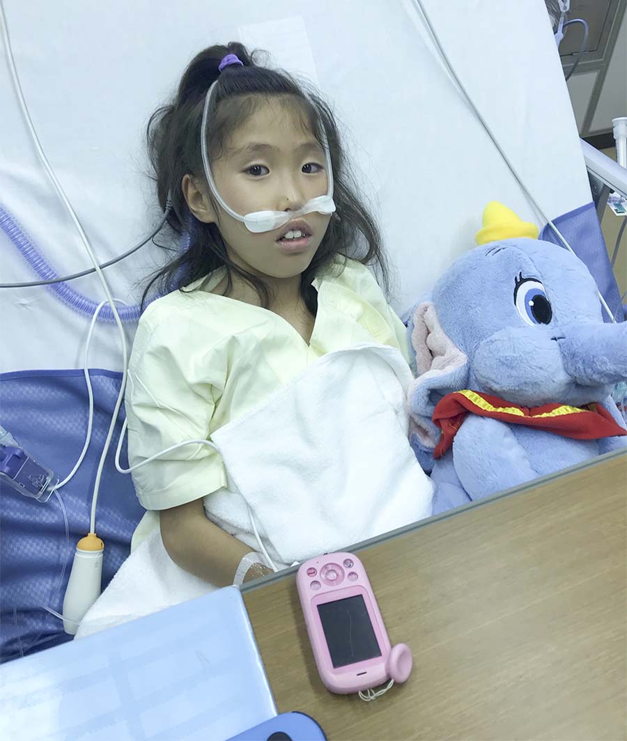 五⼗嵐 好乃 いがらし この ちゃんは11歳の⼥の⼦です。 令和2年6⽉から⼊退院を繰り返し、令和3年5⽉に「拡張型⼼筋症」と診断されました。家族やお友達と⼀緒に過ごす⽇を楽しみに治療に励んできましたが、病気の進⾏を⽌めることは難しく、今は「補助⼈⼯⼼臓EXCOR