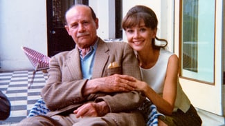 オードリー・ヘップバーン、息子のショーン seanhepburnferrer 、メル・フェラーは、ローマ行きの飛行機に乗る前に、コペンハーゲンのカストラップ空港の空港待合室内で。写真:シグバー・ホルマー 1961年2月22日