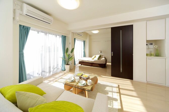 家の中を、「いらっしゃいませ～」 と言いながら買い物中🛍 お客さんなのか店員さんなのか🛒赤ちゃんがいる生活こどものいる暮らし子供のいる暮らし2歳2yキッズスペースこども部屋子供部屋おもちゃ収納リビングインテリアインテリア賃貸暮らし