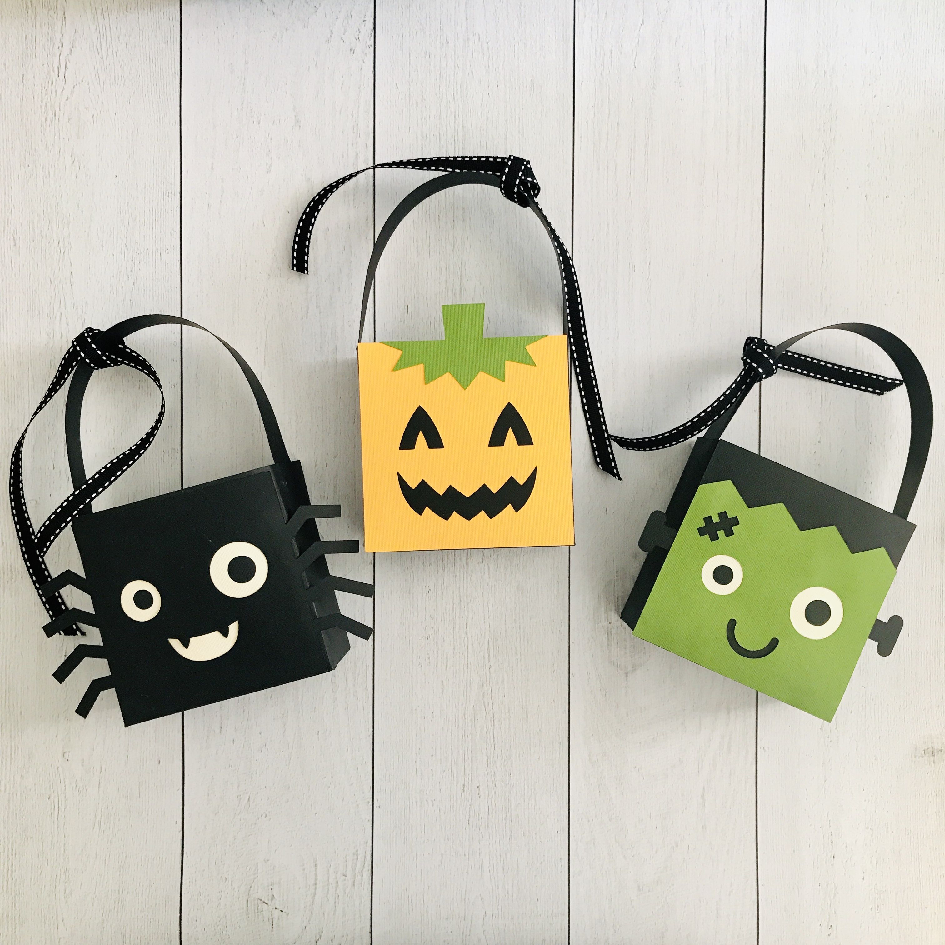 ハロウィンのトリックオアトリートごっこ遊びに。牛乳パックで簡単！かぼちゃのバッグの作り方ほいくびより