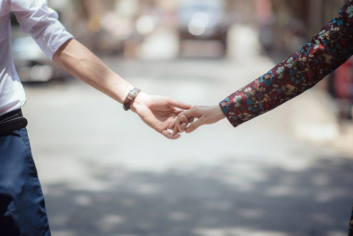 既婚者が手を繋ぐのはなぜ？3つの心理・対処法、不倫のリスクまで徹底解説！ - KIKKON人生を楽しむ既婚者の恋愛情報サイト