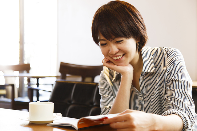 足を組む、頬づえをつく 日頃のクセが「疲労」につながる！？ 1000人調査で“深刻な実態”が明らかに オトナンサー ｄメニューニュース NTTドコモ