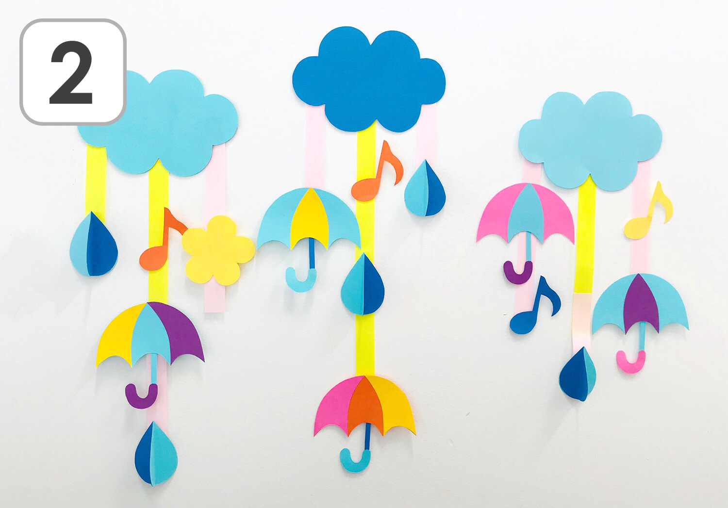 カラフルなしずくで彩り豊かに「雨つぶとかえるの吊るし飾り」世界文化ワンダ