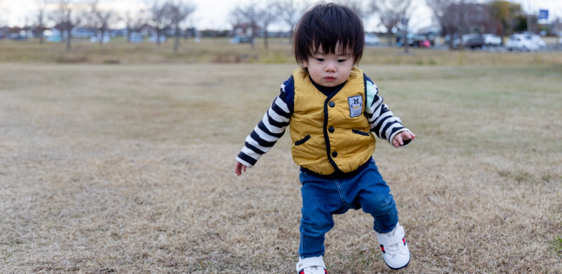 うちの赤ちゃんは立つのが早い？早く立てる赤ちゃんの特徴と注意点 - teniteo テニテオ