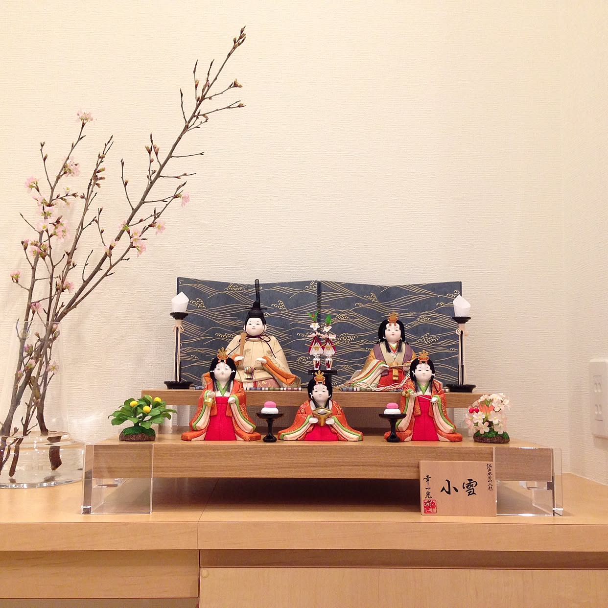 雛人形 お雛様 小さな三段飾り 15人飾り雛人形ひな人形初節句コンパクトおしゃれモダンインテリアプレミアムこだわりおすすめ 商品名 衣装着五人飾り収納三段 引出タイプ 研ぎ出し朱赤 商品コード 30323-0385-2 品番 T22-385-BOB人形の松屋